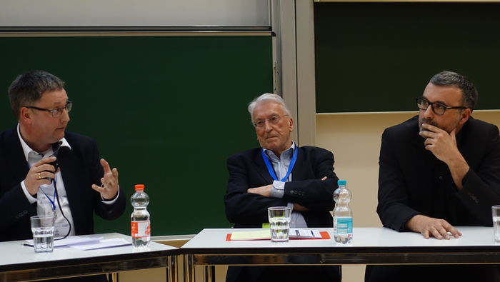 Holger Simon, Günther Görz und Ulrich Pfisterer auf den Diskussionspodium des Forums Digitale Kunstgeschichte (Foto: Stephan Hoppe)